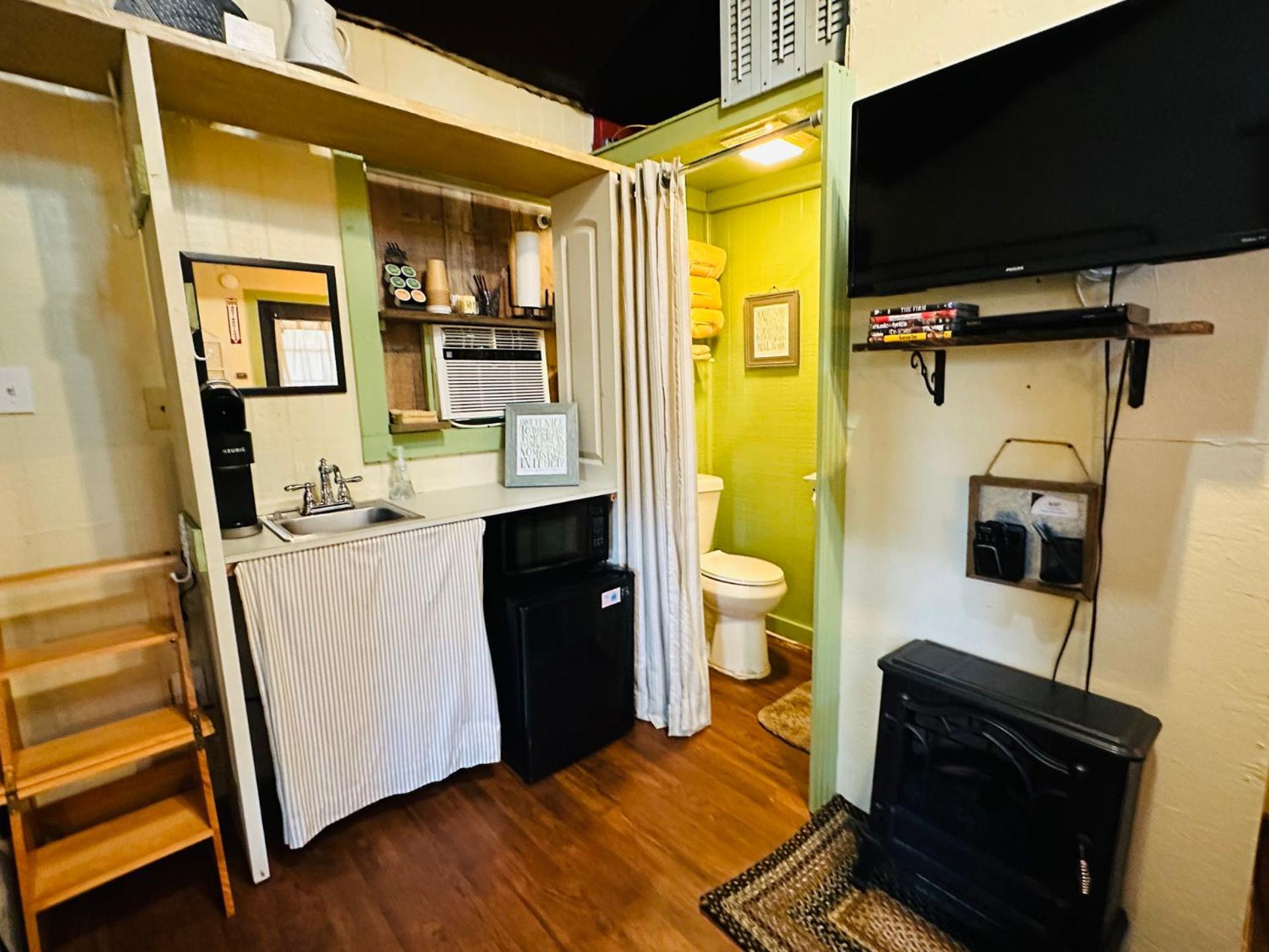 Acorn Hideaways Canton Unwind At Green Gables Suite For Up To 3 ภายนอก รูปภาพ